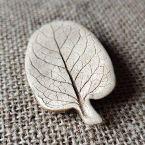 Ceramiczny liść - broszka