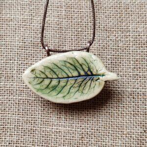 Ceramiczny wisior z odciskiem liścia